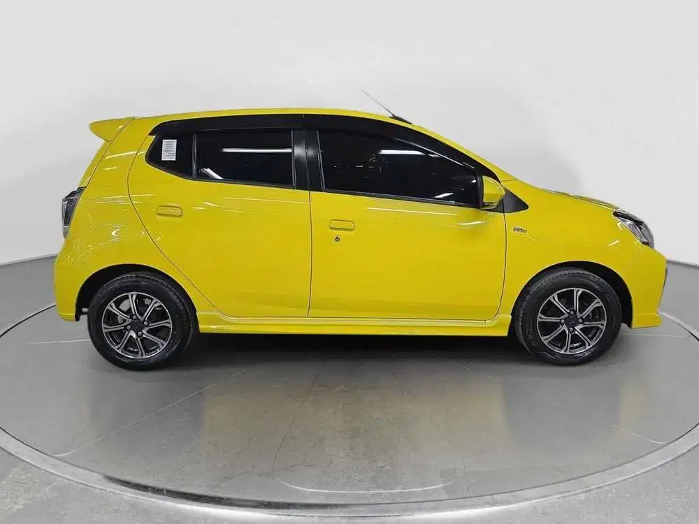 Dijual Daihatsu Ayla 1.2 R 2022 – Warna Kuning, Kilometer Rendah