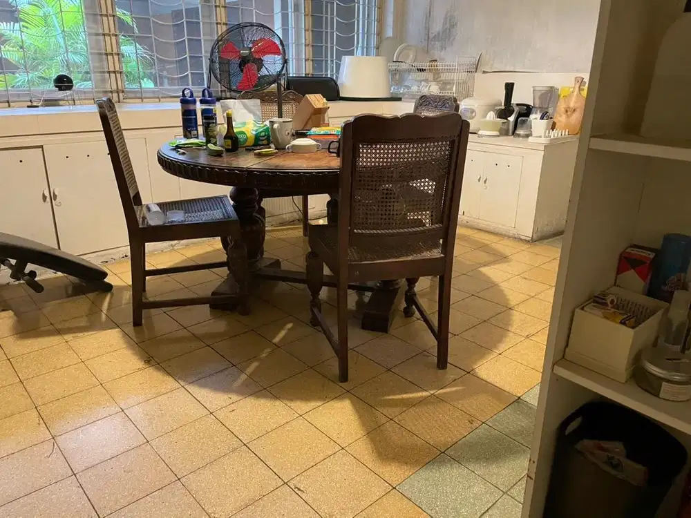 Meja makan anti kuno