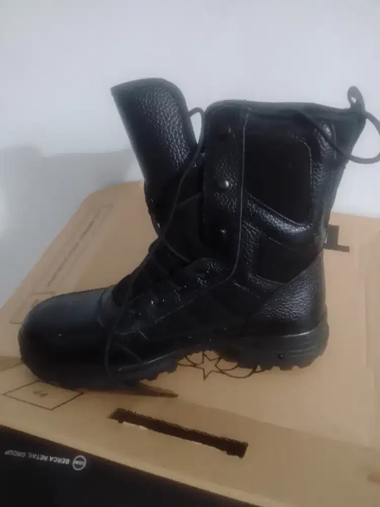 Jual 2 pasang sepatu pdlukuran 44/45 dan 2pasang pdh ukuran 43/44
