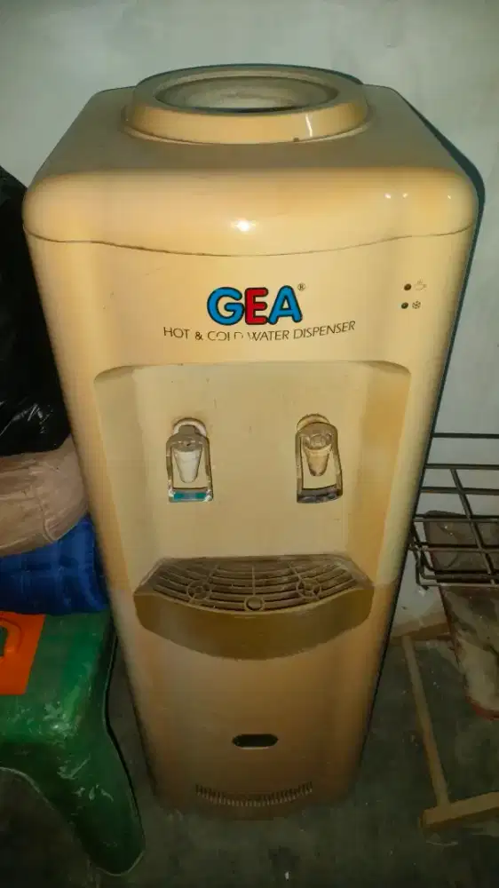 Dijual cepat dispenser merk Gea