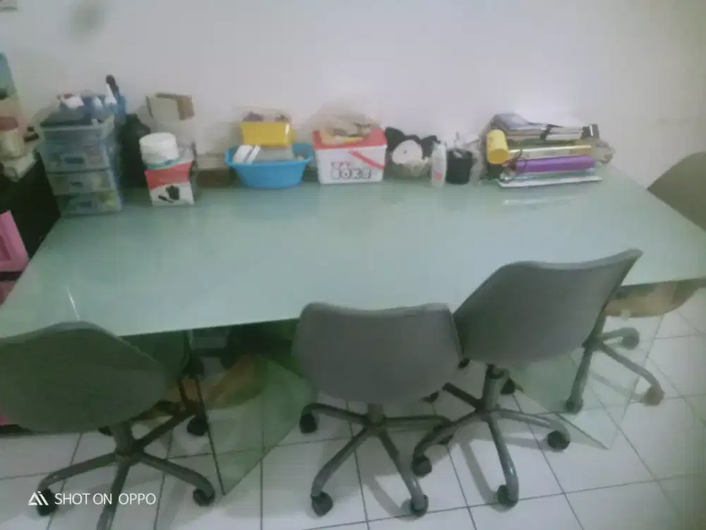 Meja kaca dan kursi
