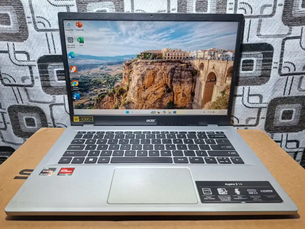 Laptop Acer Ryzen 3 7320U ram 8gb ssd 512gb slim bazelless batre awet