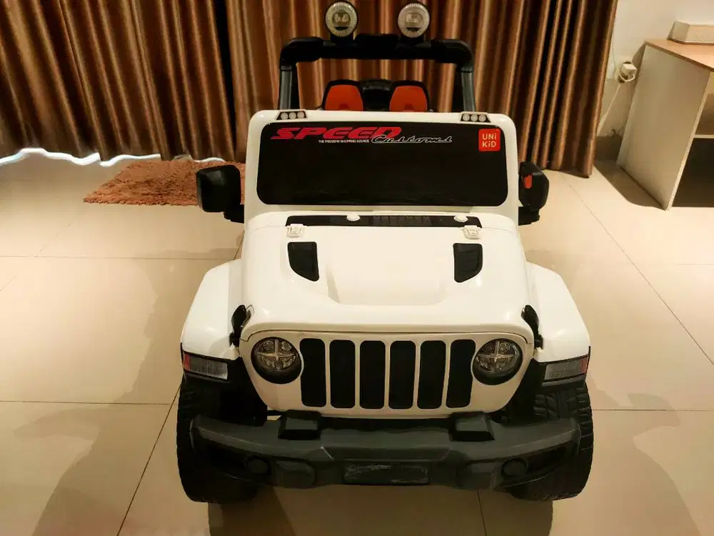 Toy Car Unikid UK853 Warna Putih Lengkap