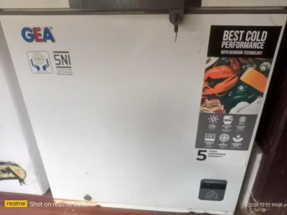Dijual 2 freezer dan 1 kulkas 2pintu Samsung.
