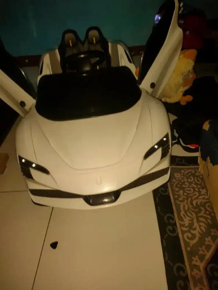 Mobil Ferrari aki casan plus remote plus gass manual
