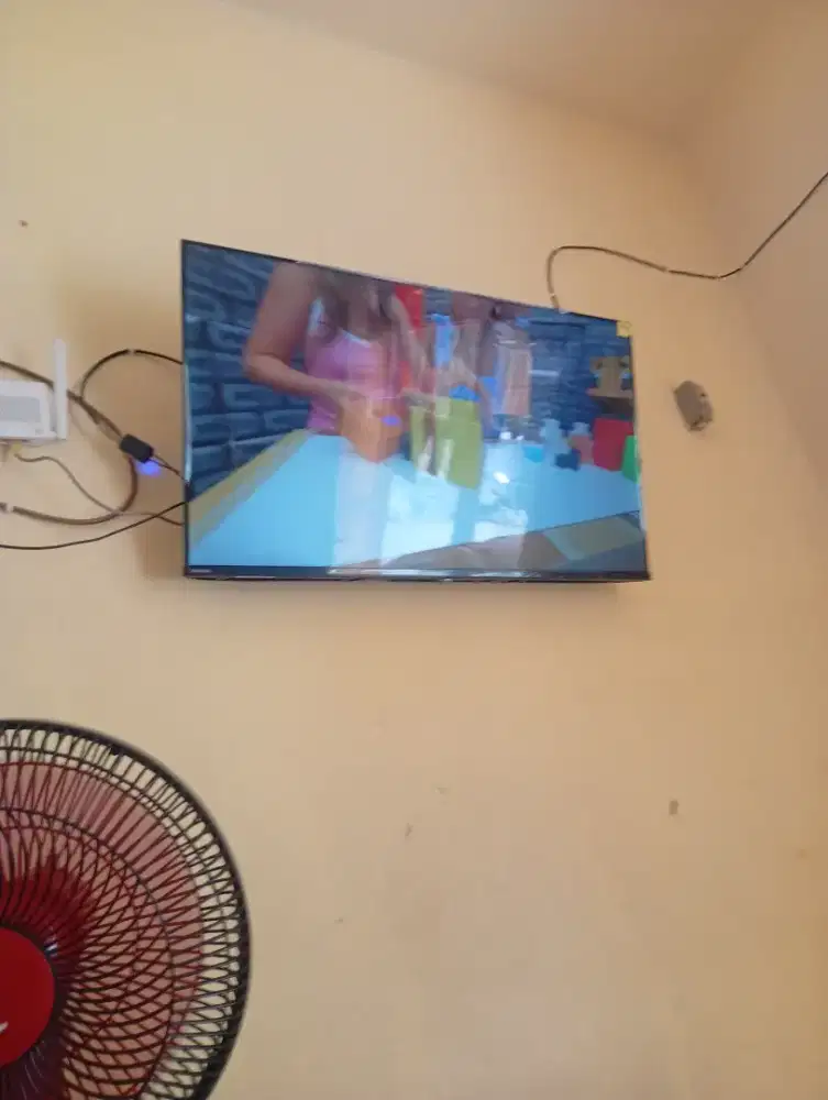Jual butuh cepat tv LCD . 43 INC. MERKTHOSIBA SDH SMART. BRU 5 BLN .
