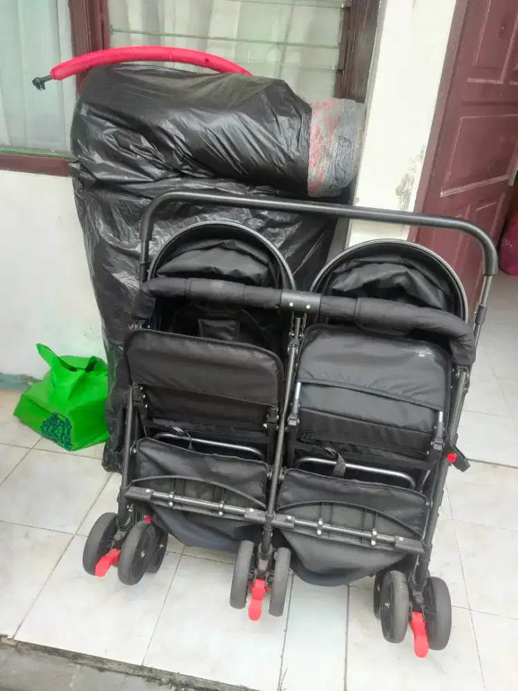 Stroller baby kembar