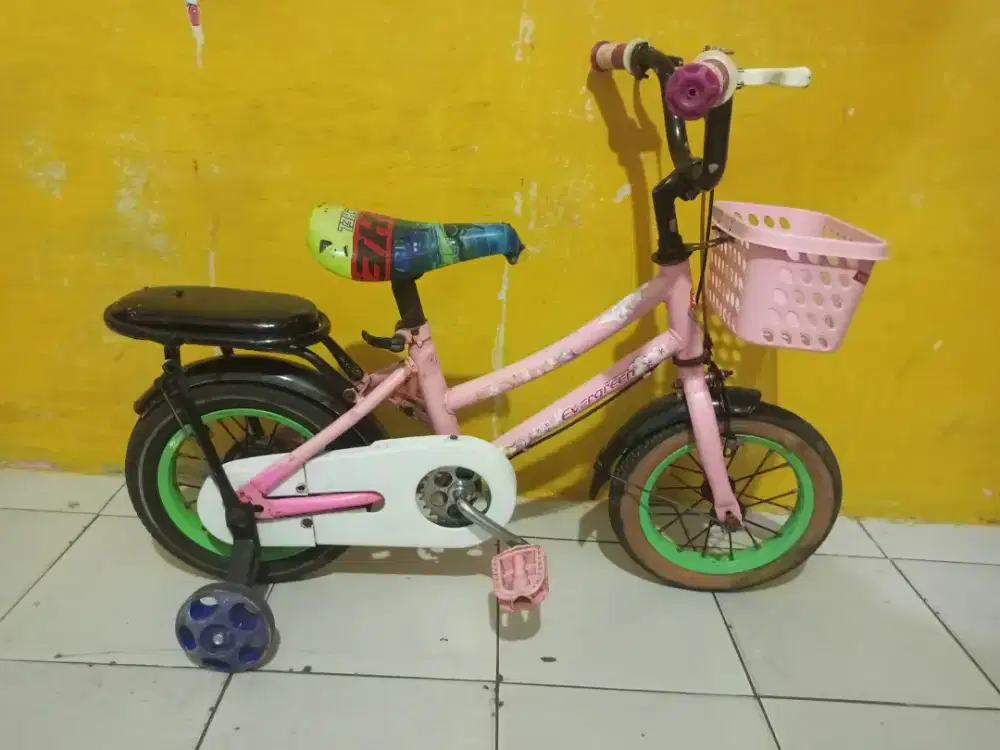 Sepeda anak cewek ukuran 12 PLUS RODA BANTU BONCENGAN KERANJANG KOKOH