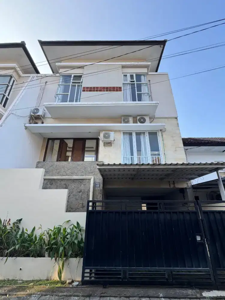 Jual rumah semi villa 4 lantai furnished pool di area Nusa Dua Bali