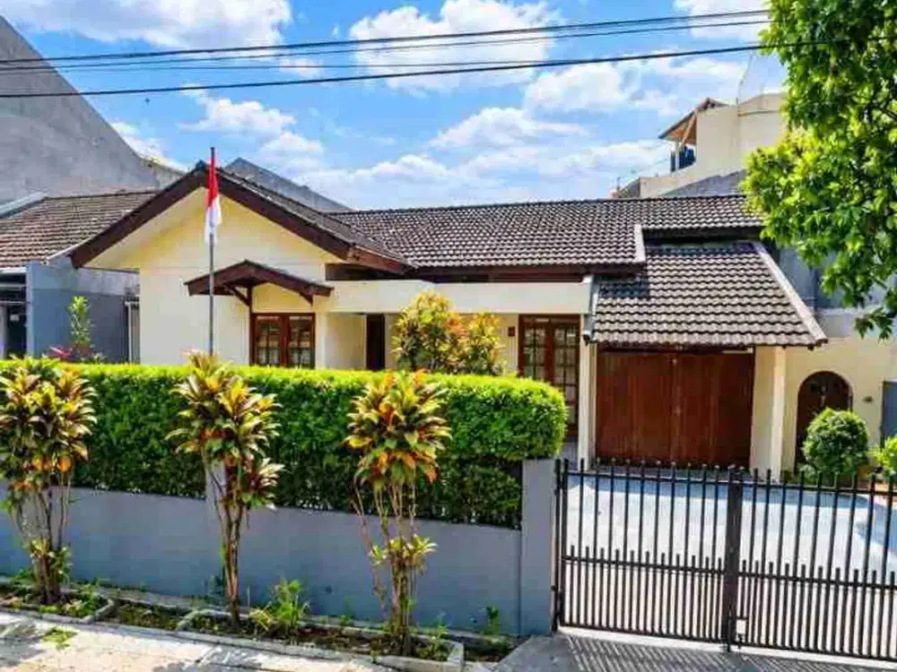 Harga Menarik! Rumah Pinggir Jalan  Antapani, Potensial untuk Bisnis
