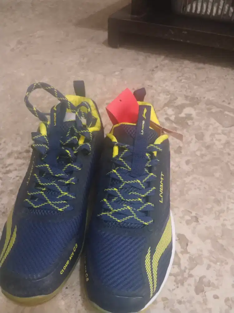 Jual sepatu lari atau badminton lining UK 42