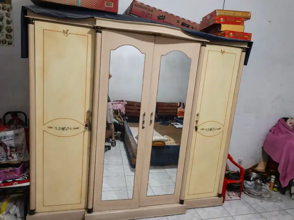 LEMARI BAJU 3 PINTU
