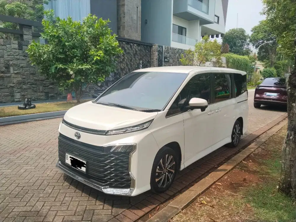 Voxy 2025,AT, Putih