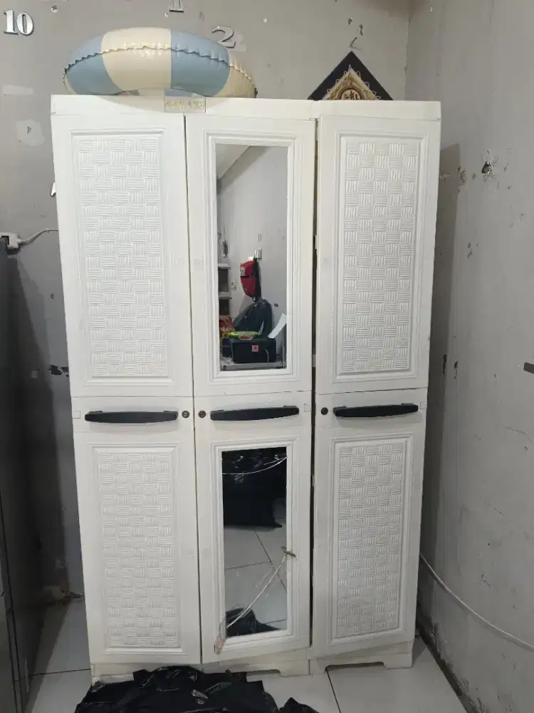 Lemari baju 3 pintu