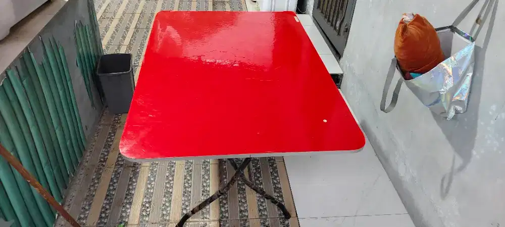 Meja lipat kaki besi