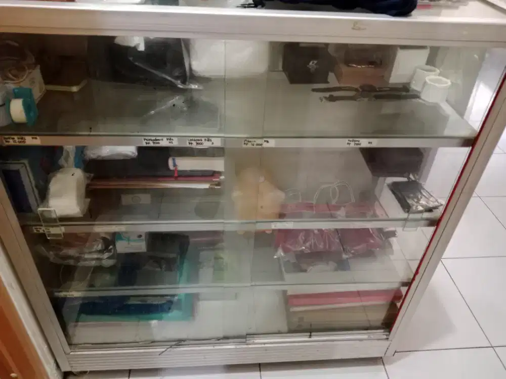 Etalase kaca bekas