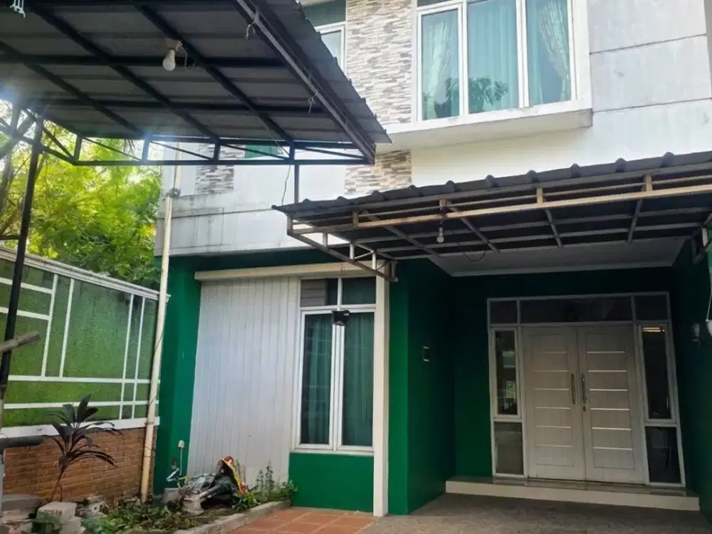 Dijual Rumah Dua Lantai di Town House Lokasi Strategis Kranggan