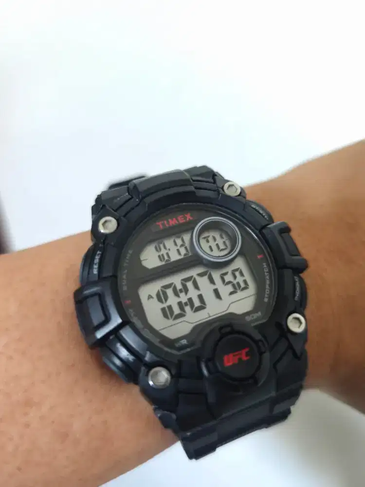Jual jam TIMEX UFC Tw5m53100x5 bekas seken mulus banget kayak baru..