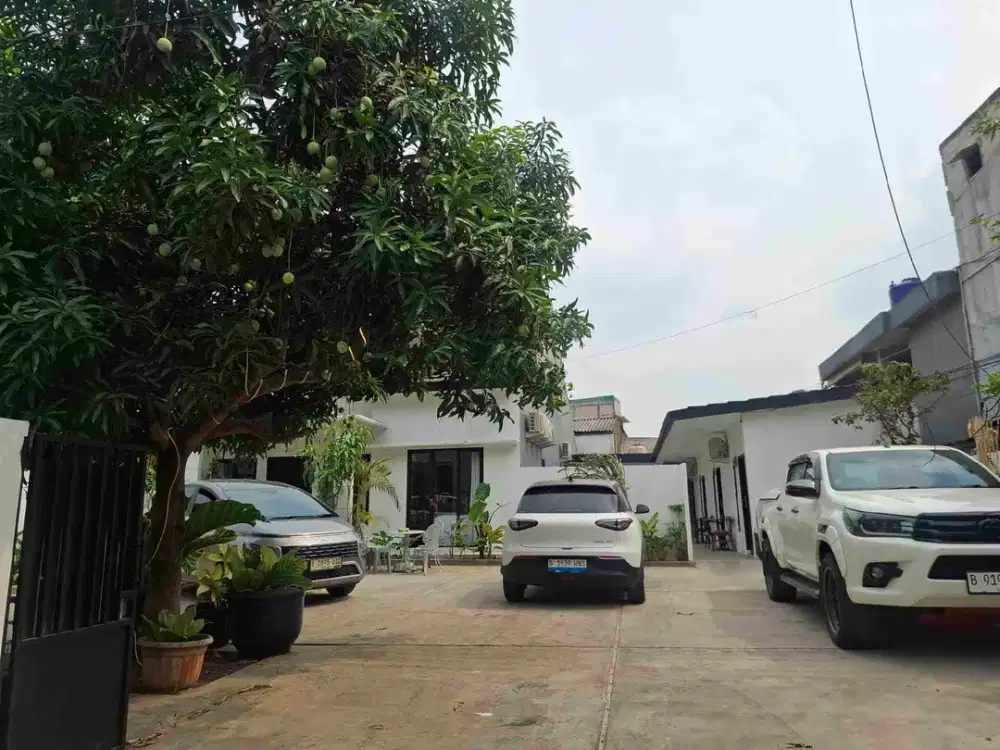 Rumah di Jual di Jalan Muhasyim Cilandak sangat Homy dan ada kos kosan nya di samping rumah dan juga kantor nya