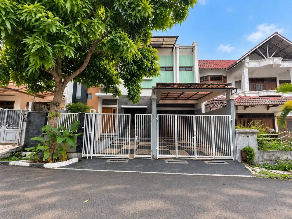 Rumah Luas Terawat dengan Halaman Belakang di Komplek Elit Cinere