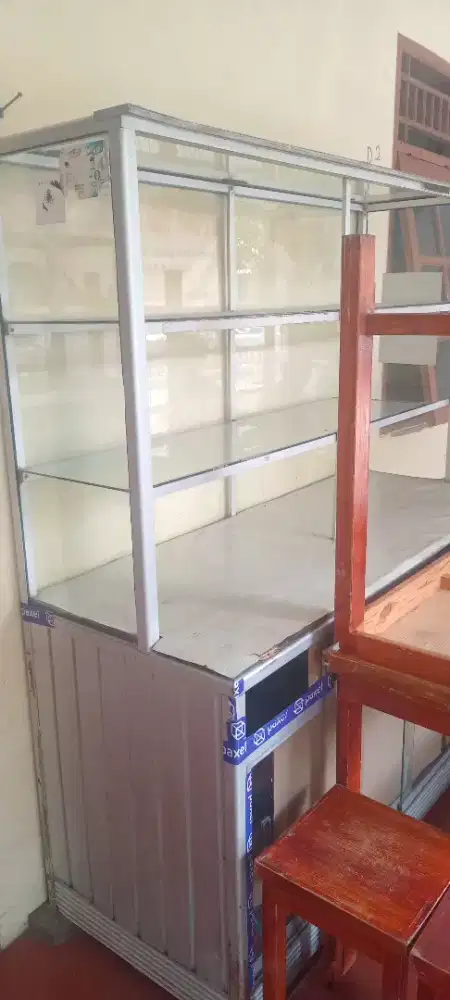Etalase dan meja bangku