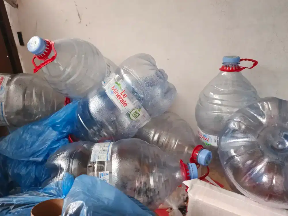 Galon kosong le minerale lengkap dengan tutup dan gagang merah