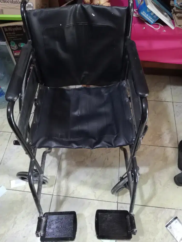 Kursi roda warna hitam