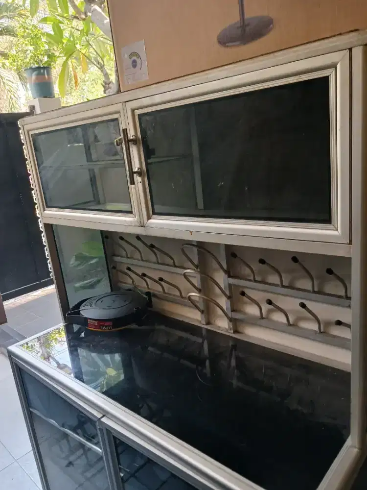 Lemari Dapur Piring Gelas