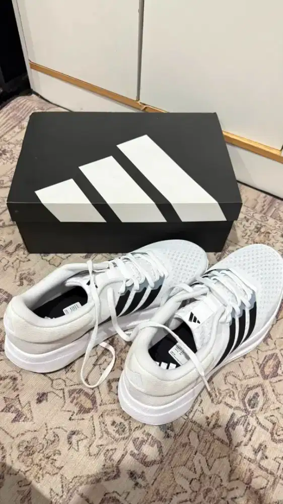 sepatu sport belum pernah di pakek