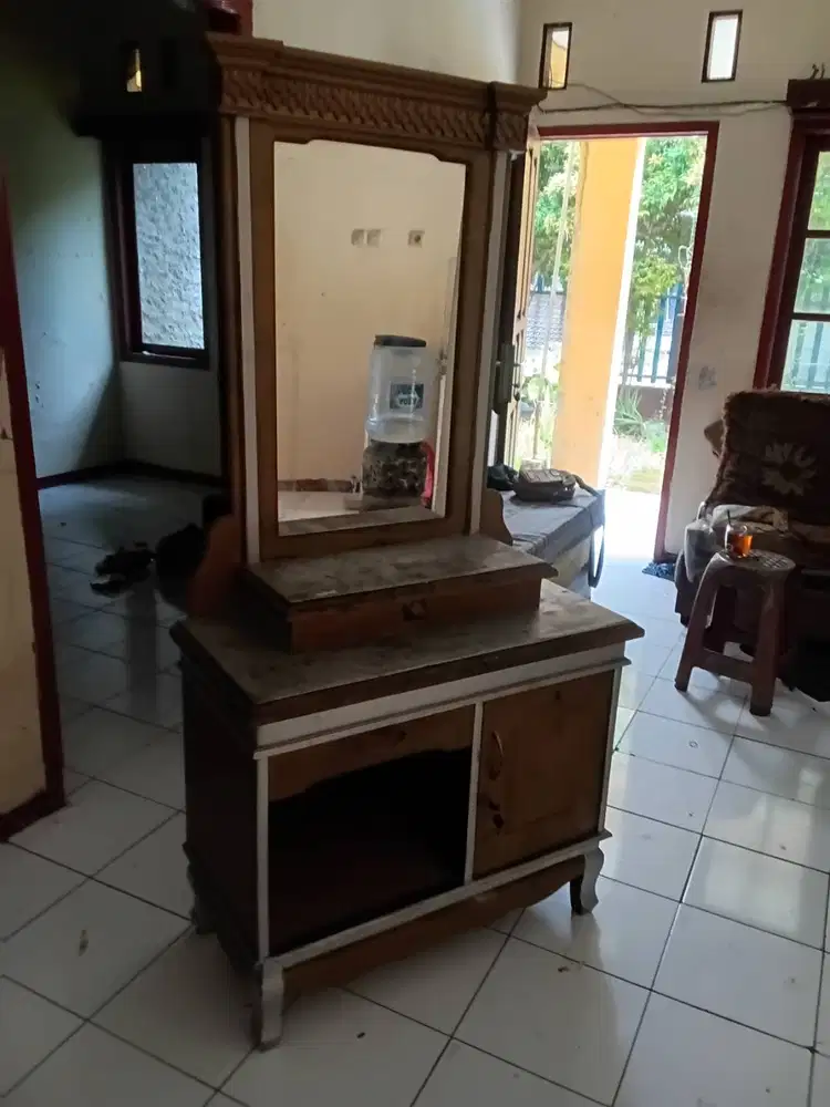 Meja Rias dengan Kaca