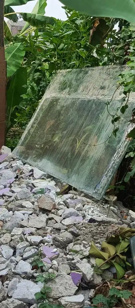 Kaca bekas kolam ikan