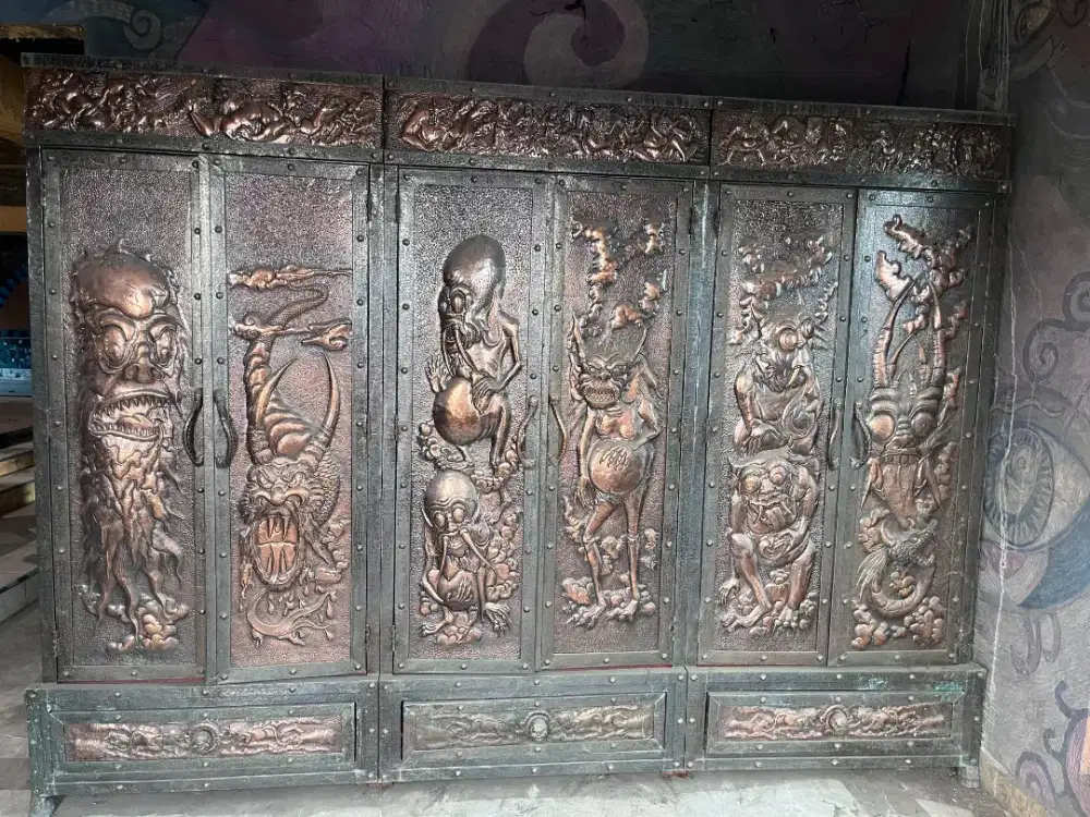 Lemari jati lapis tembaga