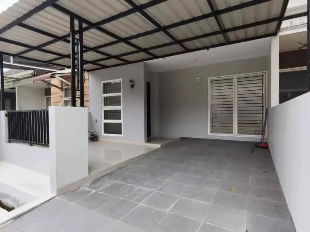 Rumah Petak Parkiran Luas Halton Place