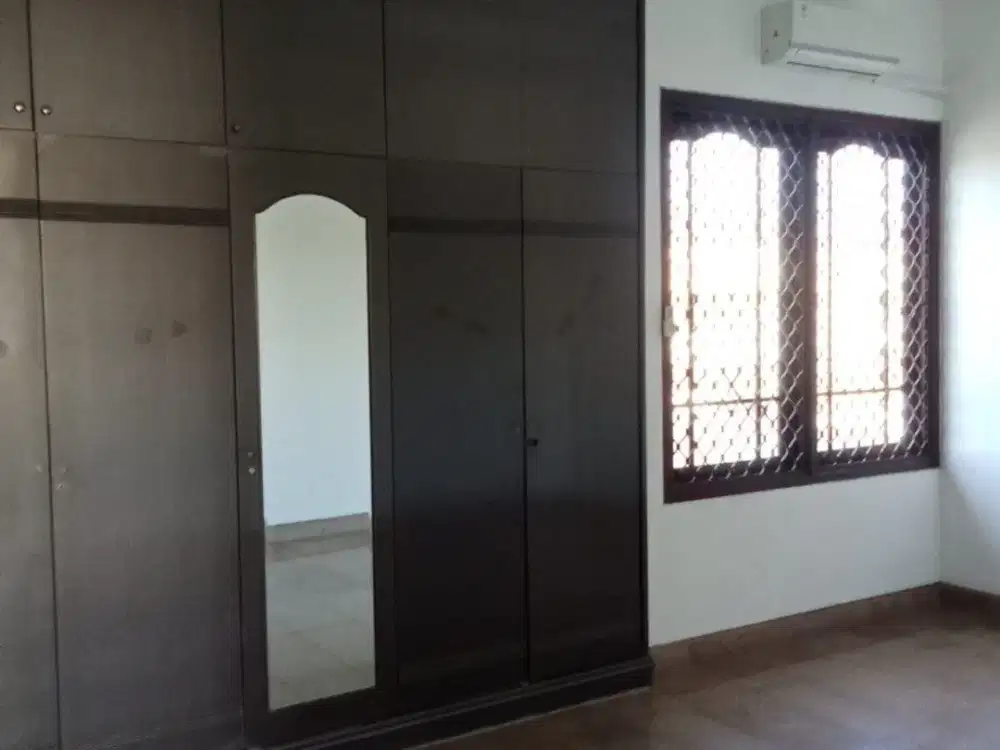 Rumah Raya Satelit Utara Surabaya, Hadap Selatan, Listrik 16000 (Token), Row Jalan 3 Mobil