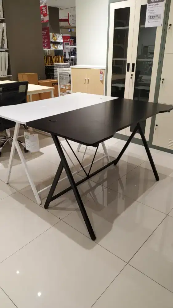 Meja kantor aesthetic kokoh kaki metal