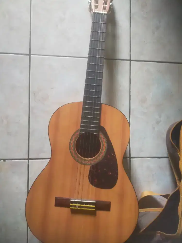 Dijual cepat Gitar Yamaha C30M kualitas bagus