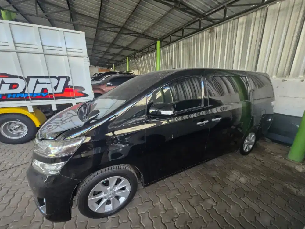 Mobil Toyota Vellfire tahun 2011