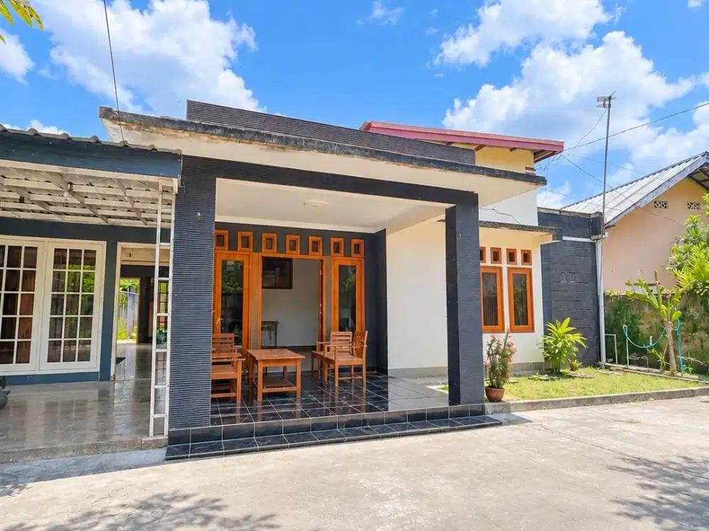 Rumah di pinggir jalan Gunung sari Lombok barat