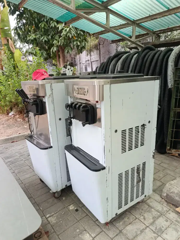 Dijual cepat mesin Soft ice cream & yogurt murah & berkualitas