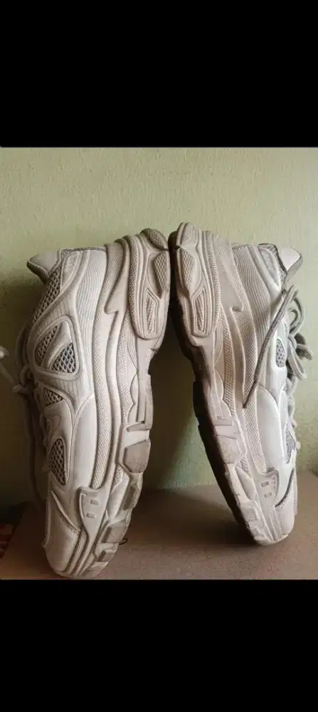 Dijual Borongan 2 pasang sepatu ukuran 37 siap pakai.