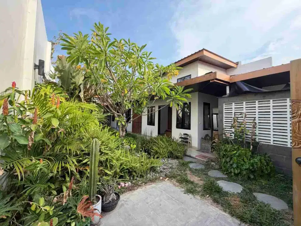 Rumah Nyaman Bagus Model Villa di Surakarta