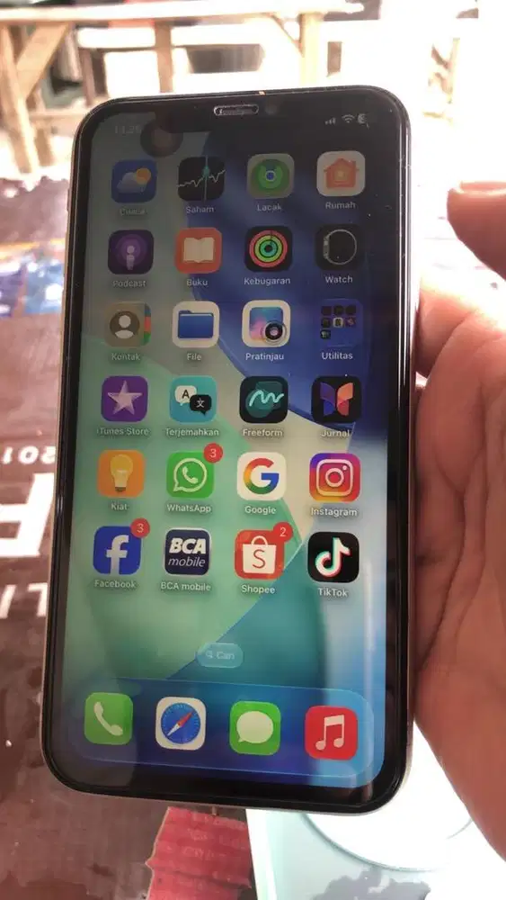 Di jual Iphone 11 putih 64G