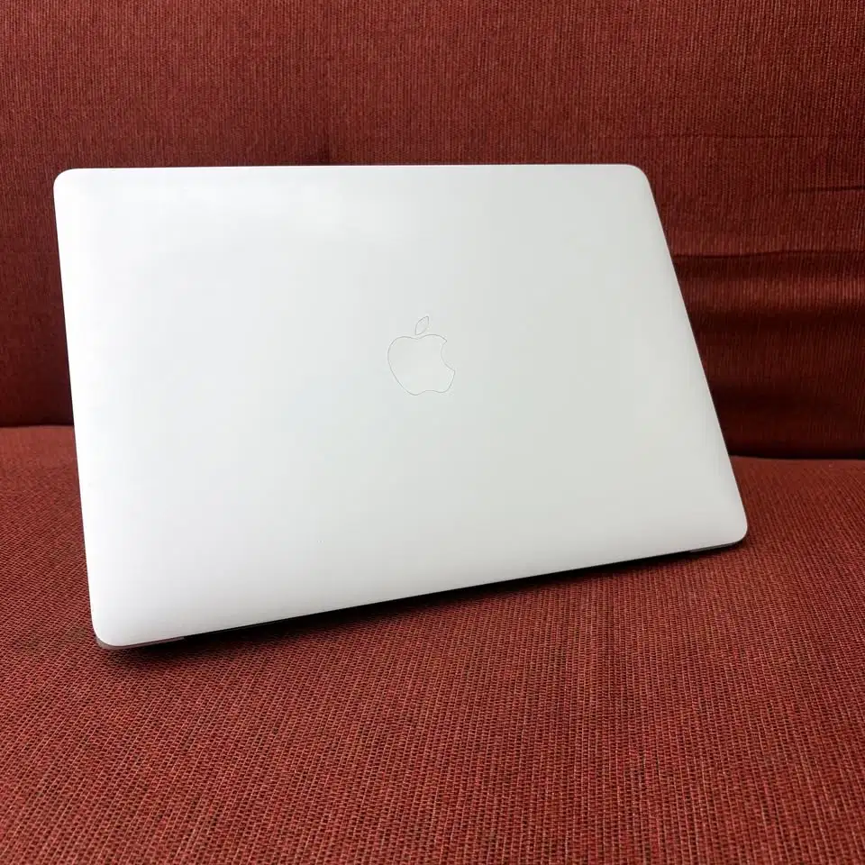MacBook Air 13 inch core i5 2020 RAM 8/256GB
