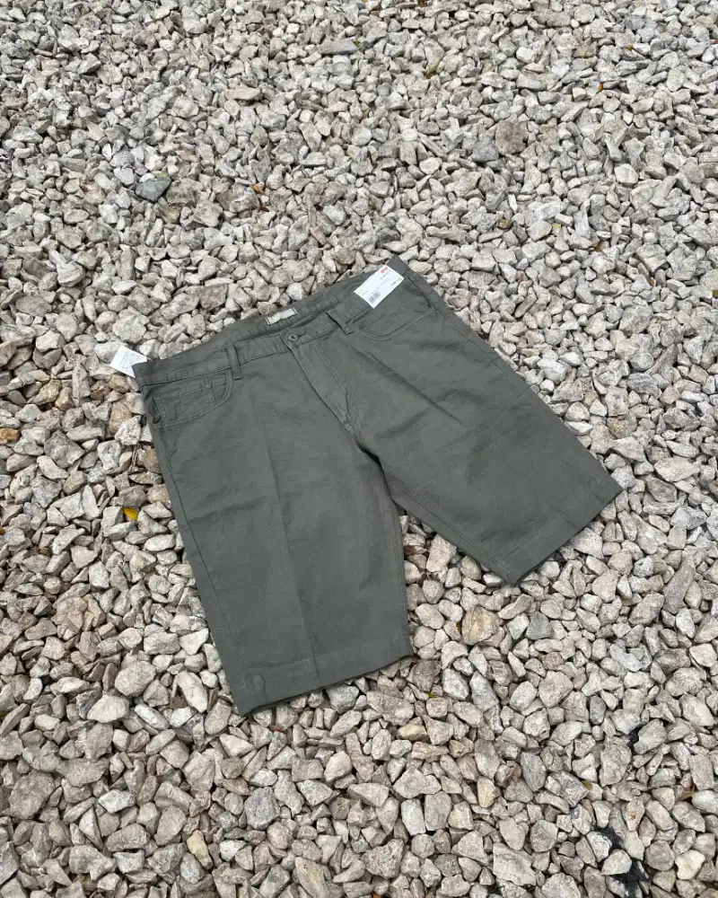 Uniqlo Short Pants - size 38/40 (Celana Second/bekas Brand)