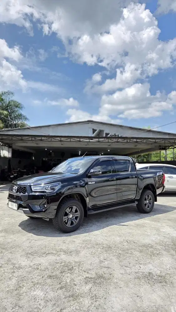 HILUX V 4X4 2024 AUTOMATIC Km 4 Ribu Perak