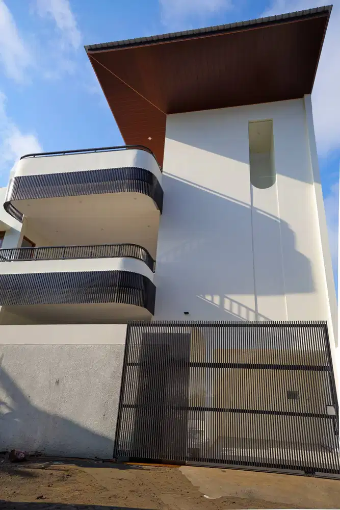 House by the beach For Sale