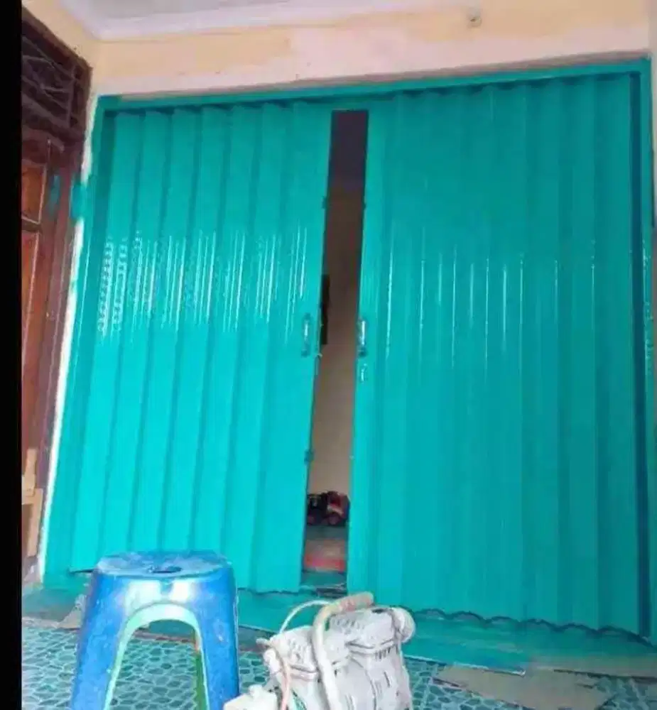 Folding gate besi