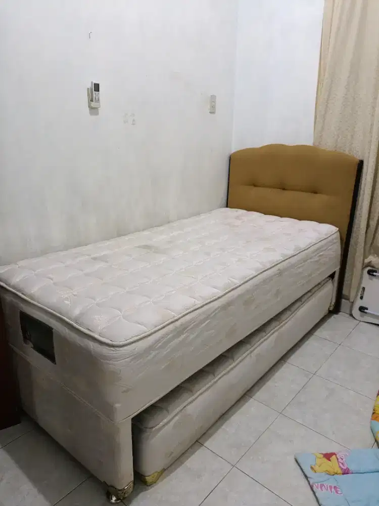 Tempat tidur modis