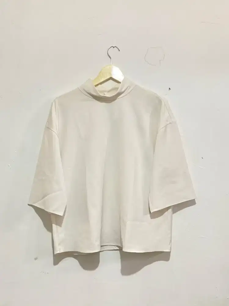 Atasan dari brand Uniqlo
