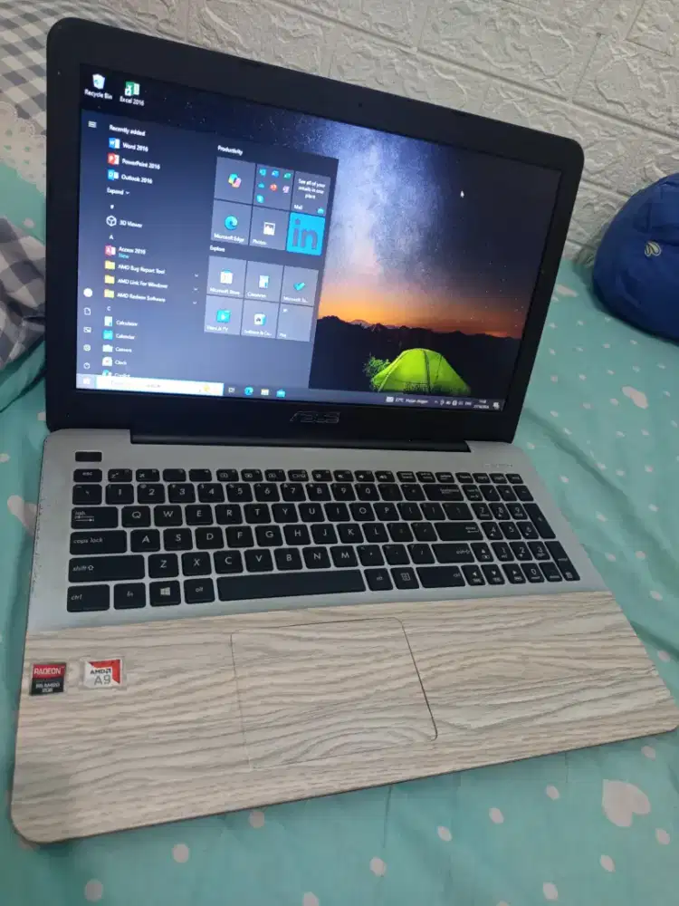 laptop ASUS X555B  . AMD A9. Ram 8gb/1TB  . siap pakai